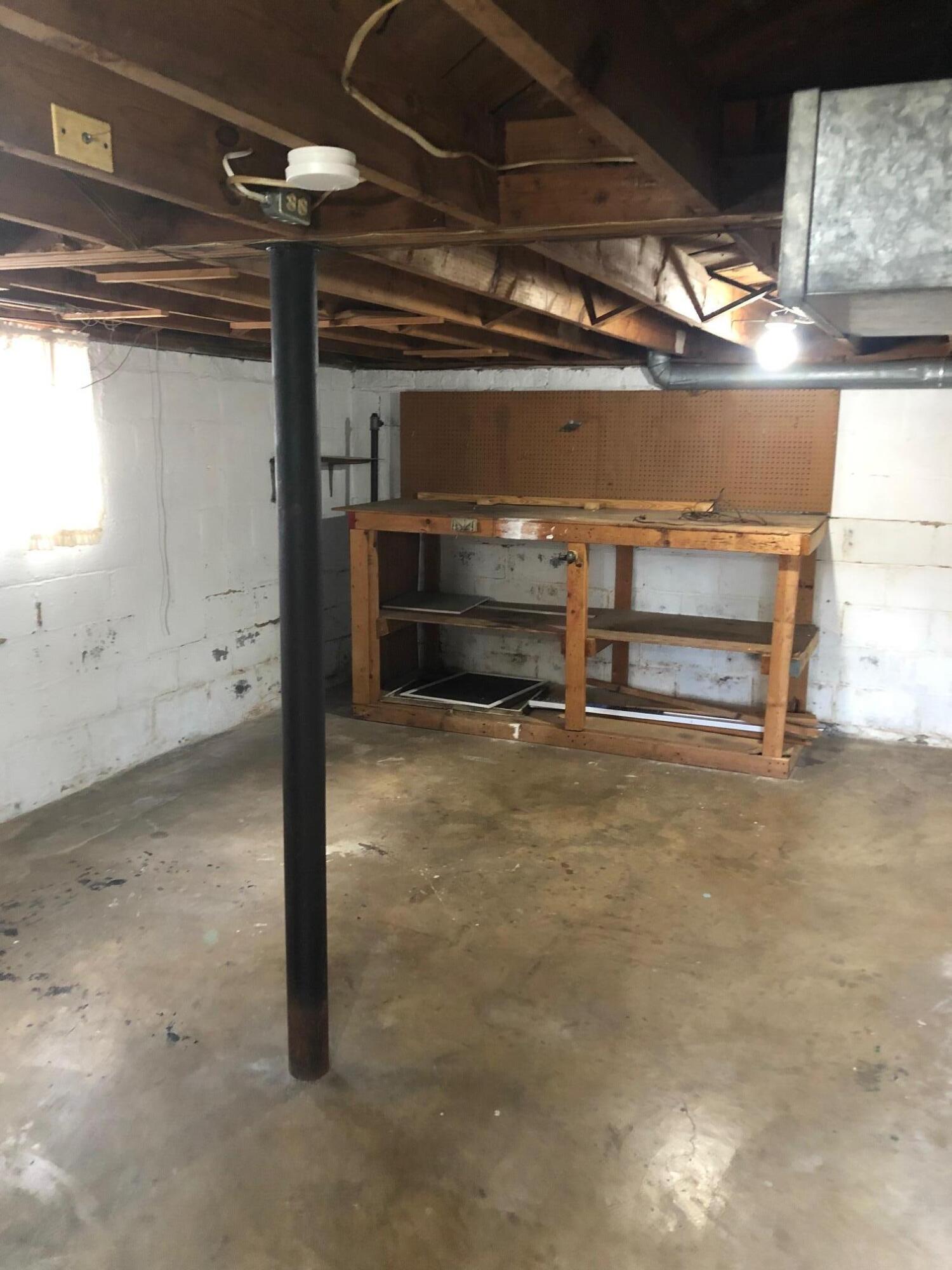 1836 Carter Road Southwest Roanoke, VA 24015 - Photo 14 of 17 Basement workspace