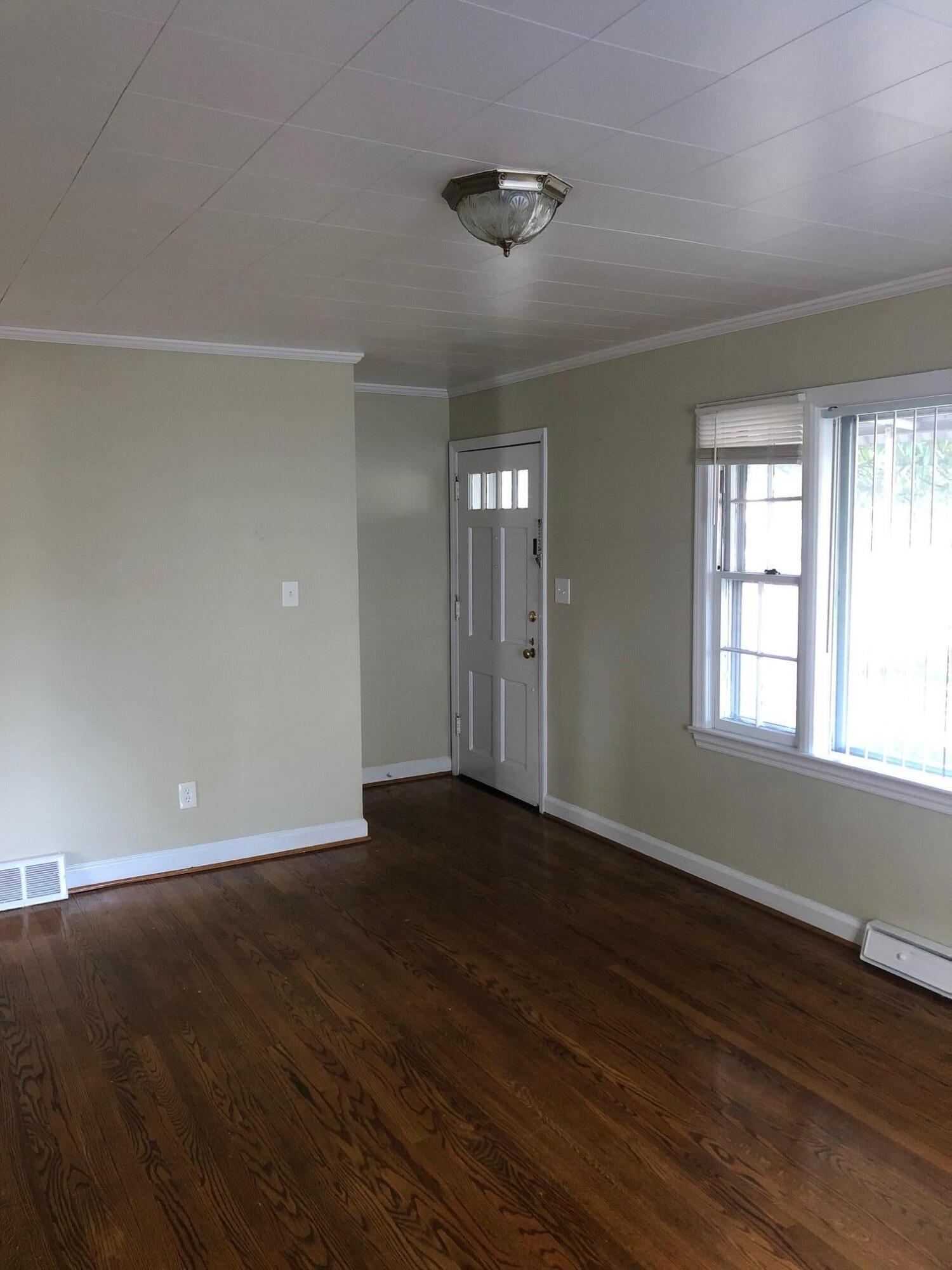 1836 Carter Road Southwest Roanoke, VA 24015 - Photo 3 of 17 Livingroom