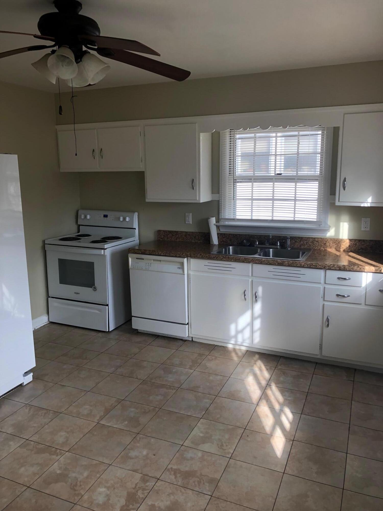1836 Carter Road Southwest Roanoke, VA 24015 - Photo 9 of 17 Kitchen