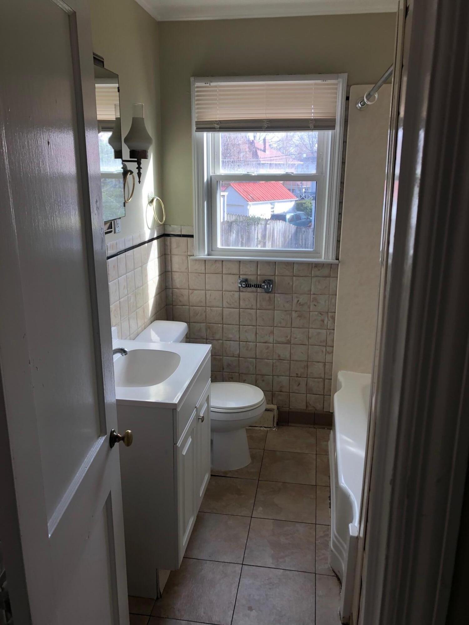 1836 Carter Road Southwest Roanoke, VA 24015 - Photo 10 of 17 Bathroom