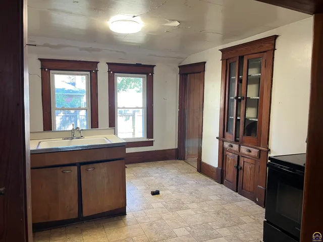 $54,900 | 801 West 7th Avenue, Emporia, KS 66801