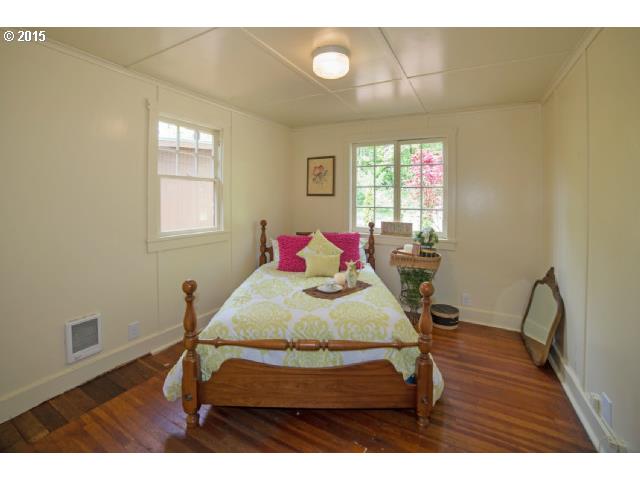 36526 Jasper Road Springfield, OR 97478 - Photo 11 of 16 a dining room with furniture and wooden floor