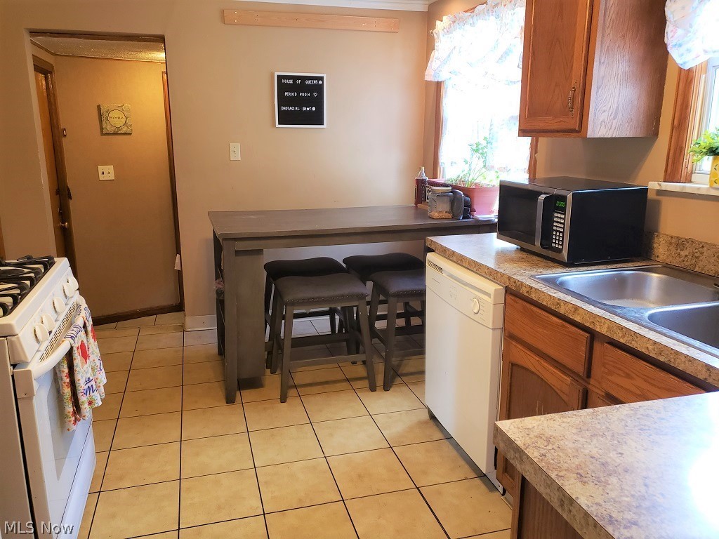 1396 Grantleigh Road Cleveland, OH 44121 - Photo 9 of 27 Gallery Image 9
