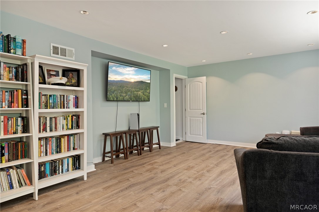 316 Pioneer Road Lake Arrowhead, CA 92352 - Photo 26 of 35 a living room with furniture and a book shelf