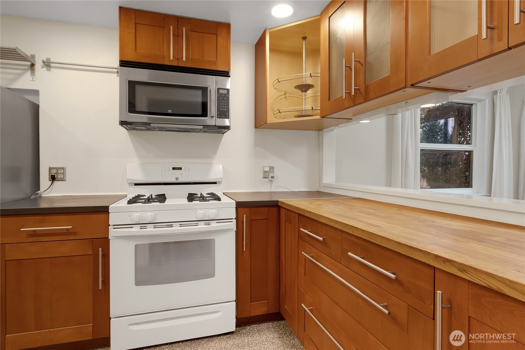 1316 Southwest 116th Street Seattle, WA 98146 - Photo 8 of 26 Gallery Image 8