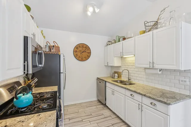 $235,000 | 1106 Stratford Court, Unit D, Elgin, IL 60120