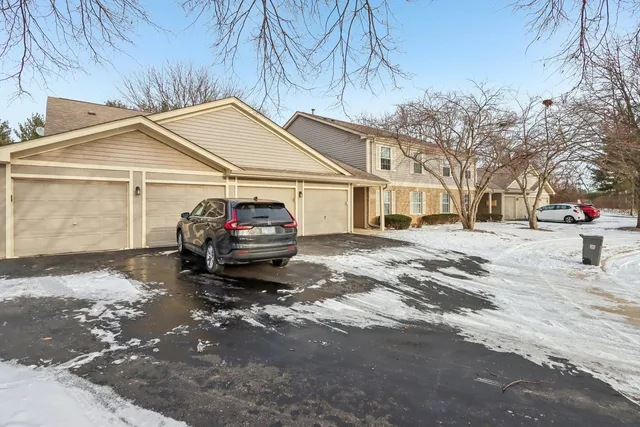 $235,000 | 1106 Stratford Court, Unit D, Elgin, IL 60120