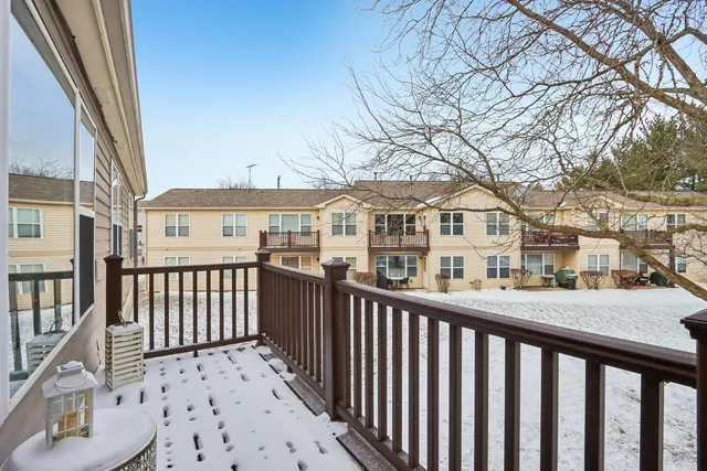 $235,000 | 1106 Stratford Court, Unit D, Elgin, IL 60120