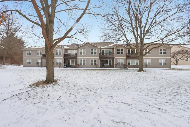 $235,000 | 1106 Stratford Court, Unit D, Elgin, IL 60120