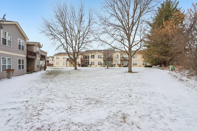 $235,000 | 1106 Stratford Court, Unit D, Elgin, IL 60120