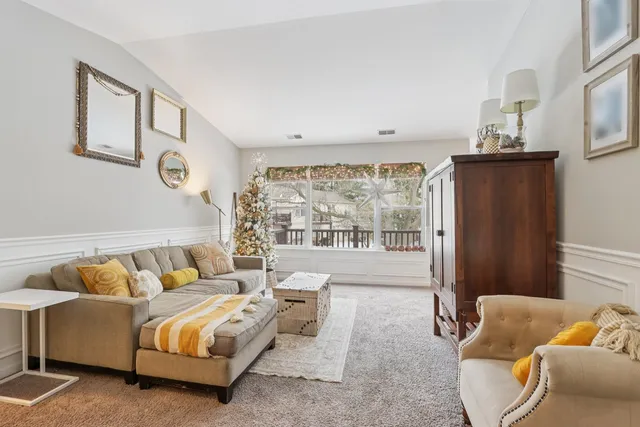 $235,000 | 1106 Stratford Court, Unit D, Elgin, IL 60120