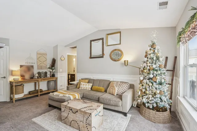 $235,000 | 1106 Stratford Court, Unit D, Elgin, IL 60120