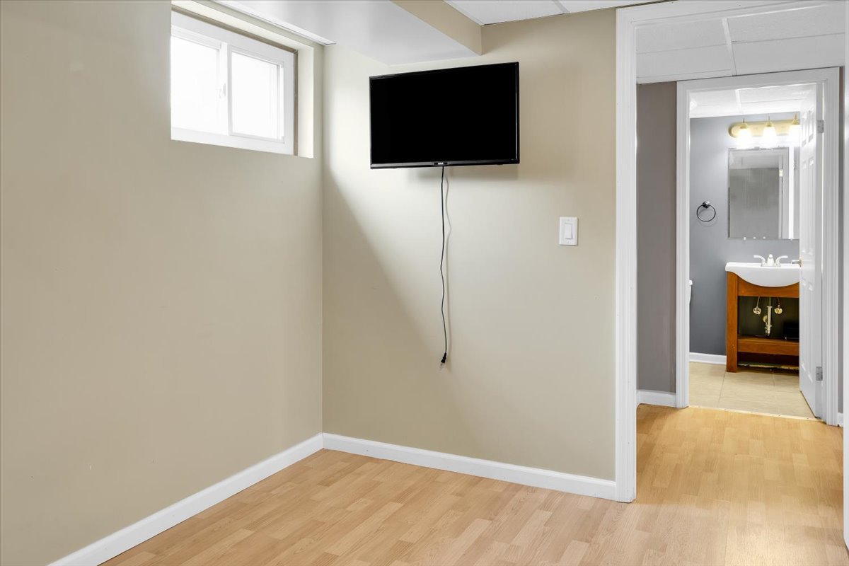 10822 Major Avenue Chicago Ridge, IL 60415 - Photo 26 of 30 a view of a livingroom with a flat screen tv