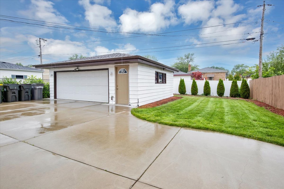 10822 Major Avenue Chicago Ridge, IL 60415 - Photo 4 of 30 a view of a backyard of the house
