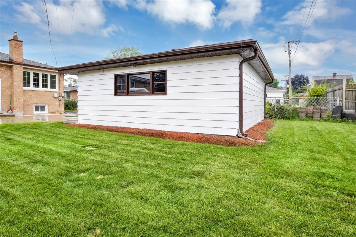10822 Major Avenue Chicago Ridge, IL 60415 - Photo 5 of 30 a view of a backyard with plants and a backyard