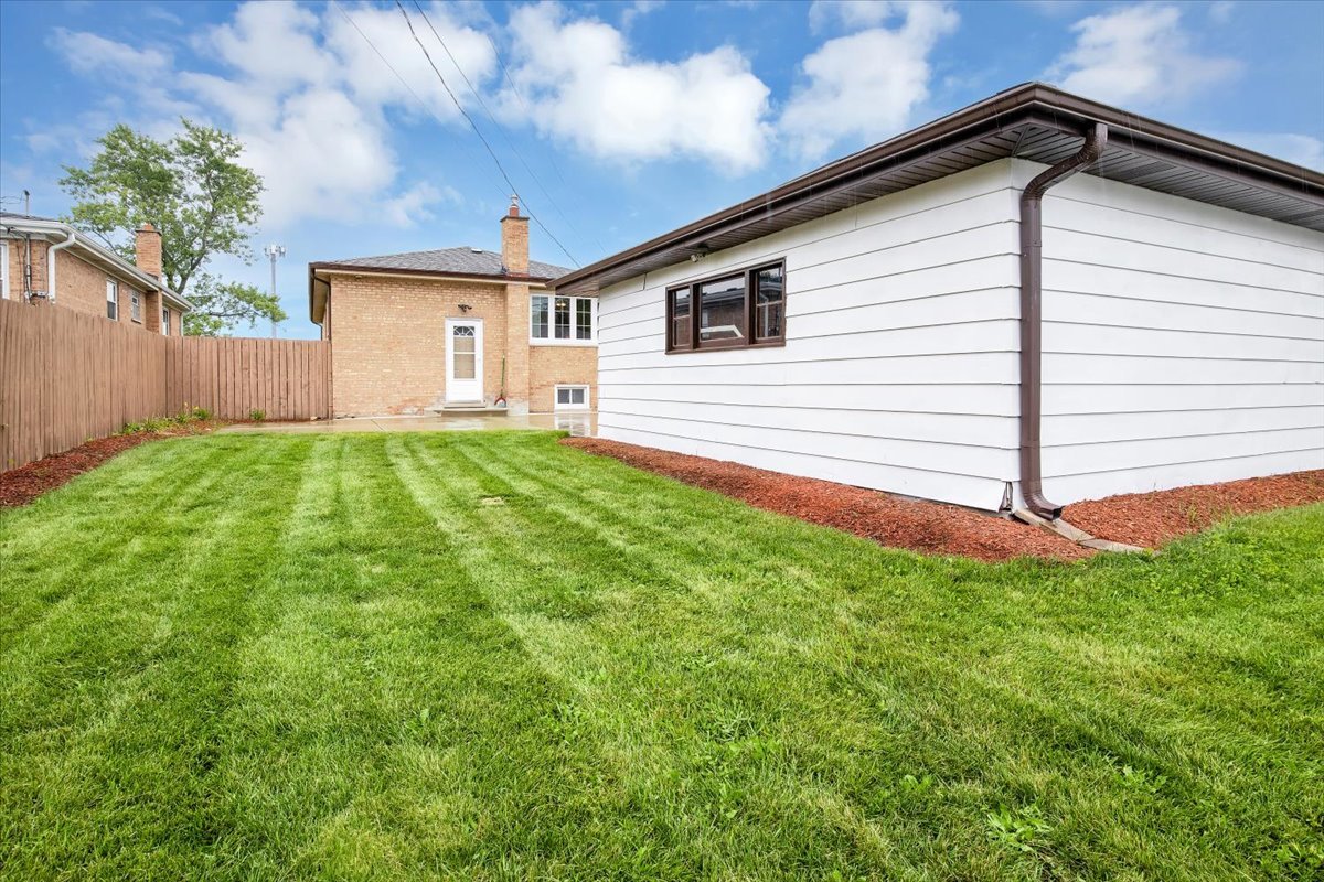 10822 Major Avenue Chicago Ridge, IL 60415 - Photo 6 of 30 a backyard of a house with plants and large tree