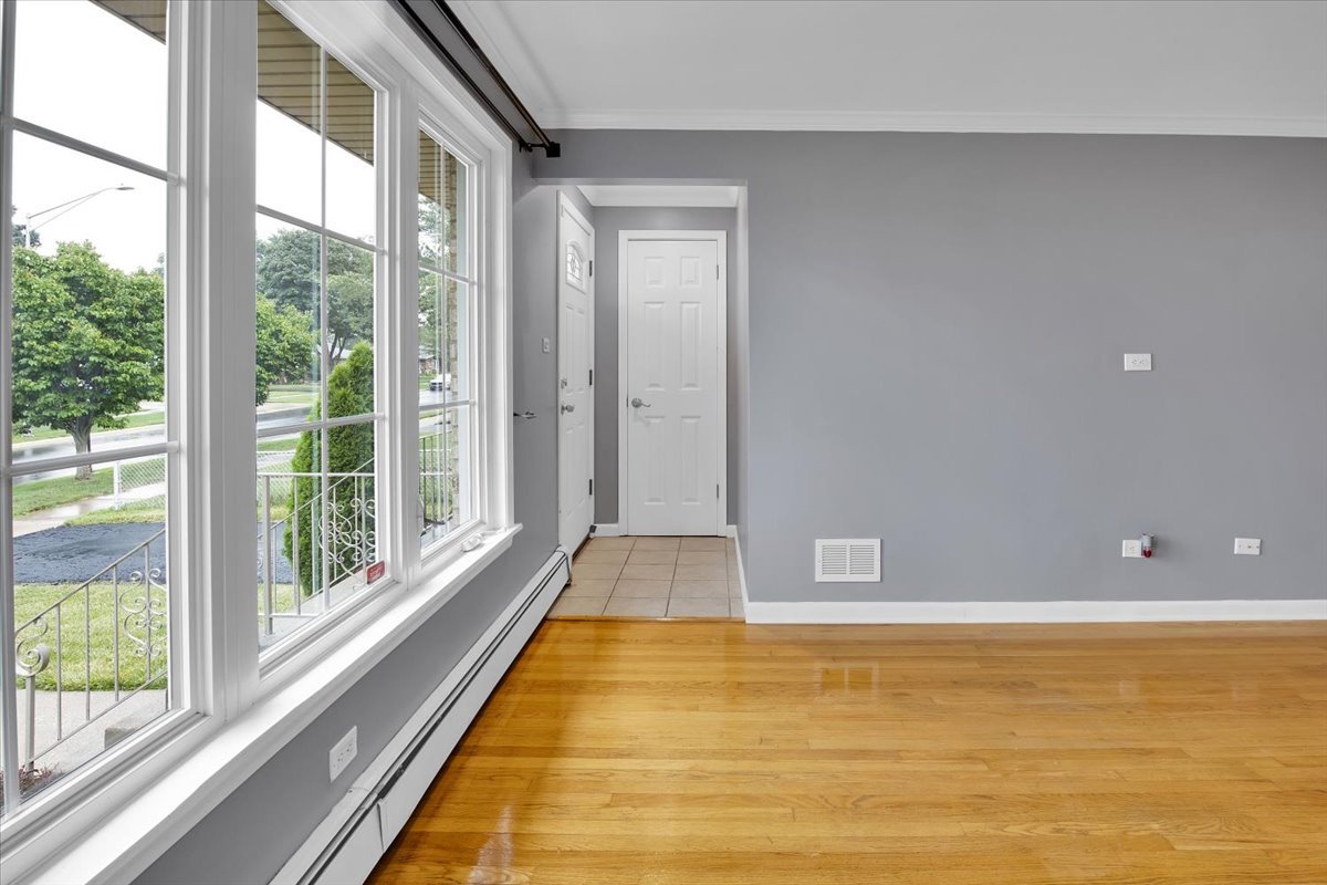 10822 Major Avenue Chicago Ridge, IL 60415 - Photo 7 of 30 a bathroom with a tub and window