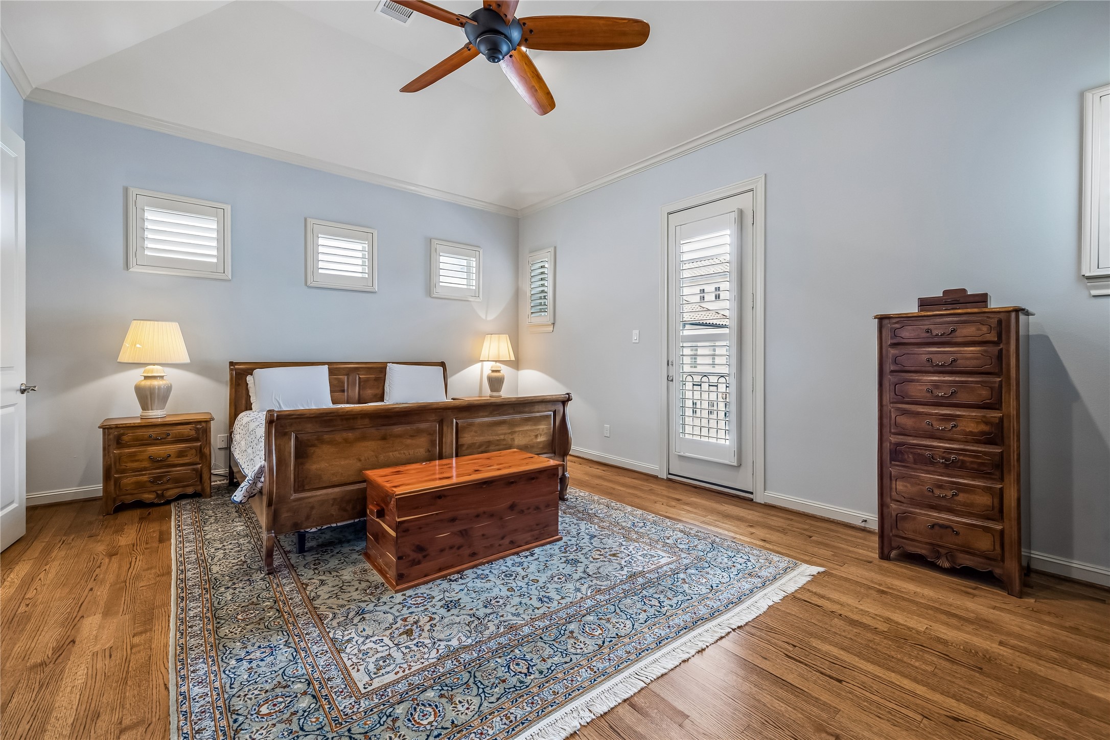 907 Queen Annes Road Houston, TX 77024 - Photo 11 of 31 Primary bedroom shown without virtual staging.