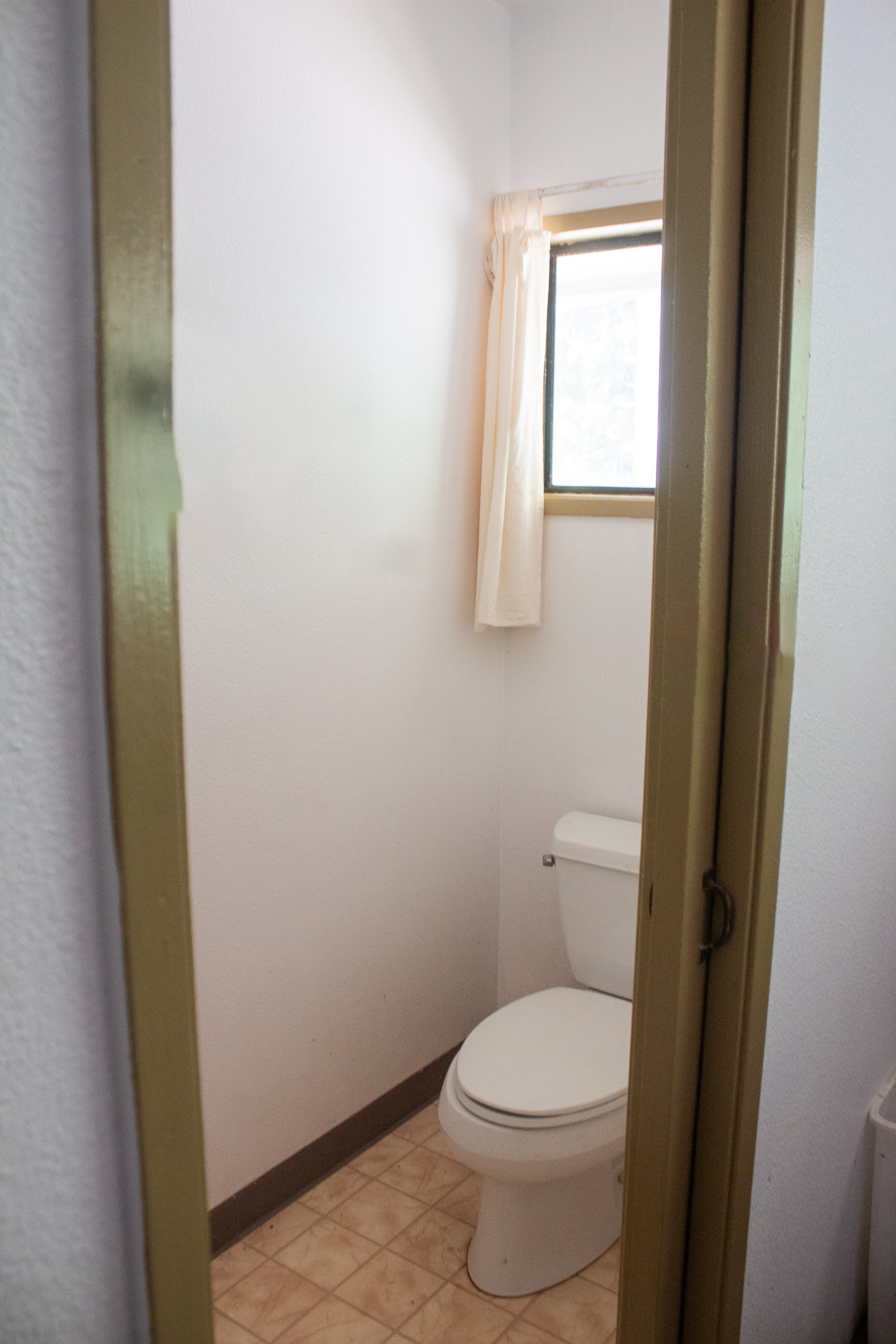 2501 Waipuna Road Lihue, HI 96766 - Photo 11 of 28 a white toilet sitting next to a window