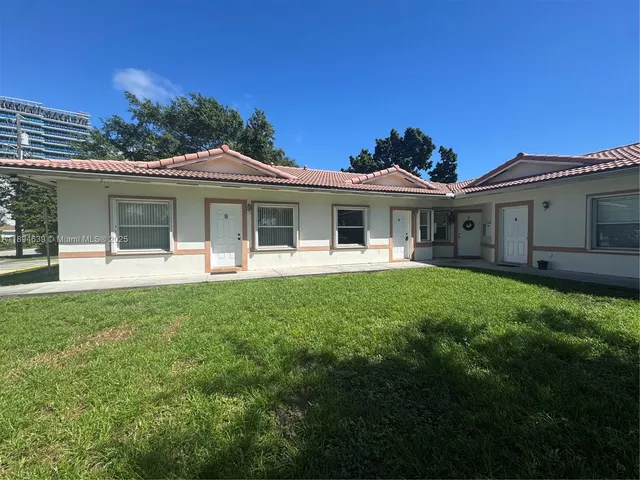 a view of a house with a backyard