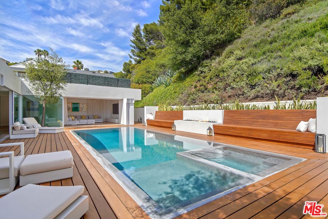 1106 North Hillcrest Road Beverly Hills, CA 90210 - Photo 2 of 21