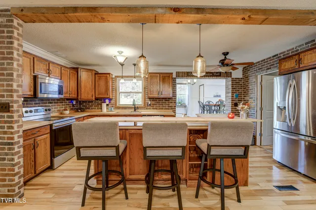 $430,000 | 335 Pleasant Hill Place, Bluff City, TN 37618