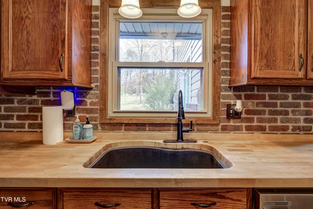 $430,000 | 335 Pleasant Hill Place, Bluff City, TN 37618