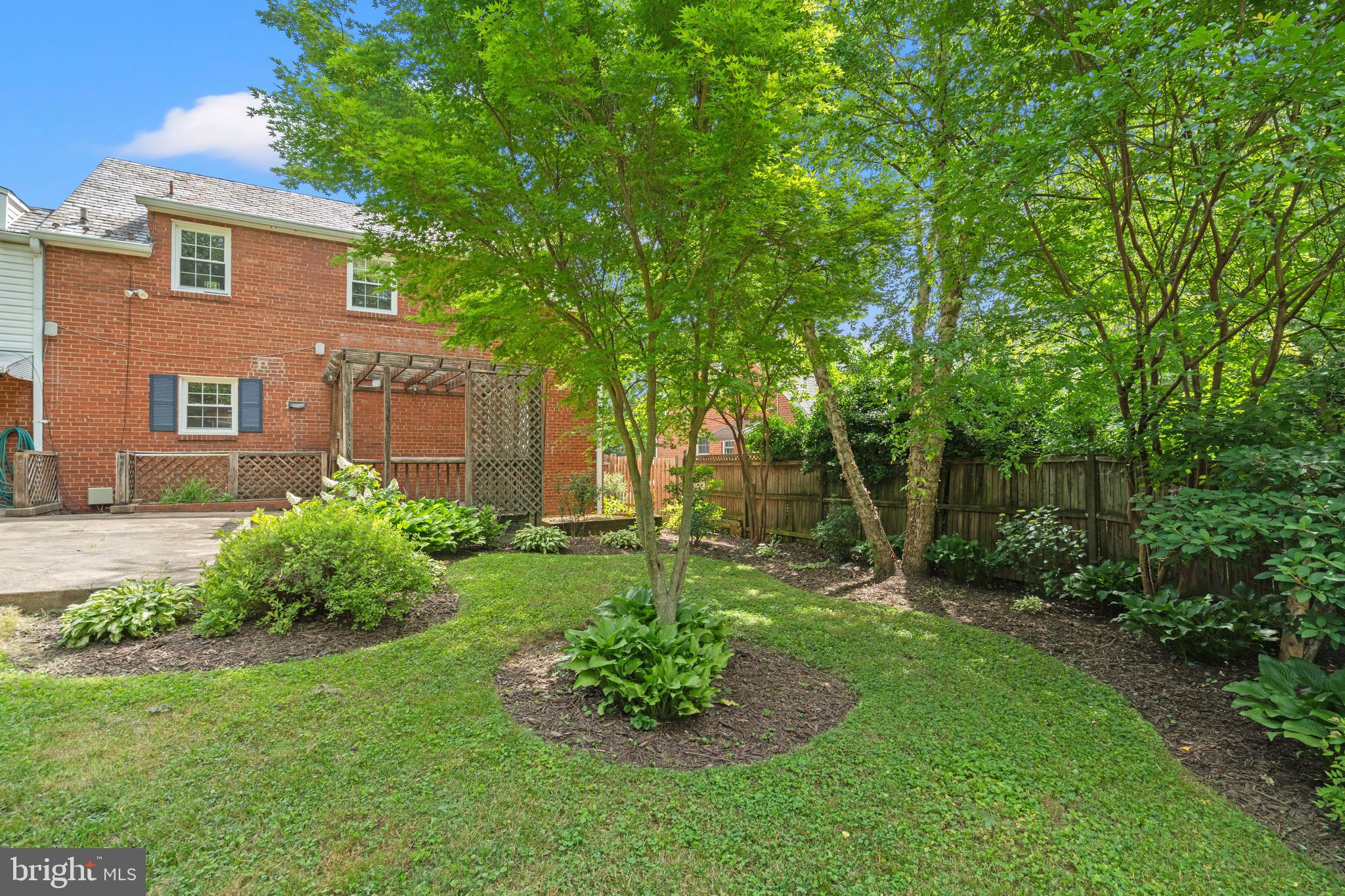 10208 Edgewood Avenue Silver Spring, MD 20901 - Photo 33 of 40 Beautiful Landscaping