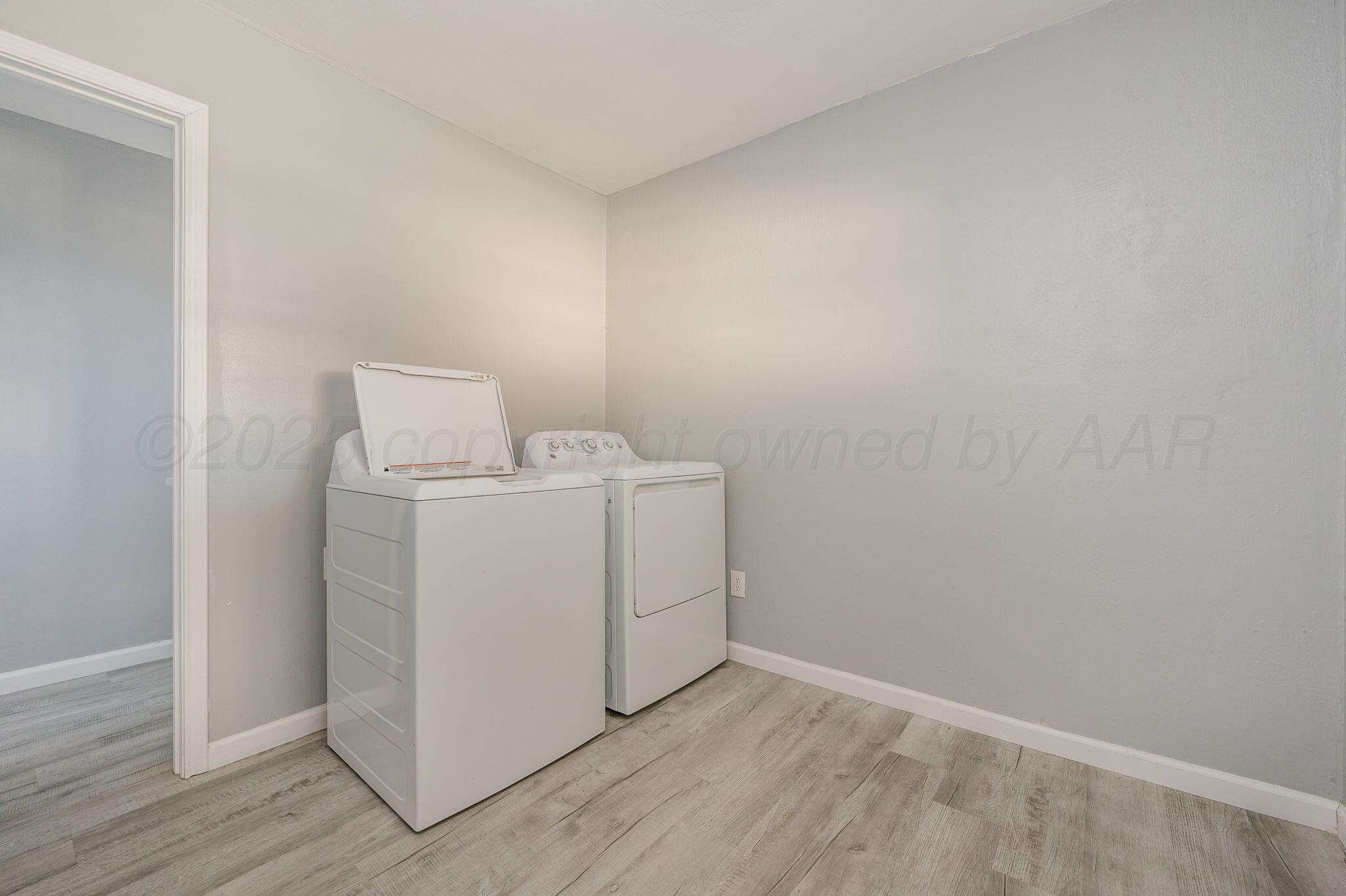 6218 Adirondack Trail Amarillo, TX 79106 - Photo 20 of 26 a utility room with dryer and washer