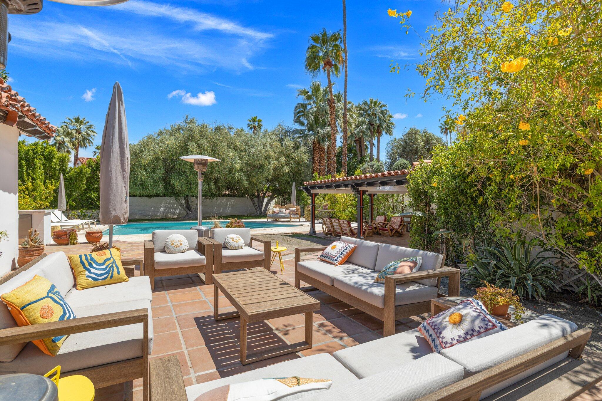 435 West Vereda Sur Palm Springs, CA 92262 - Photo 31 of 80 a outdoor living space with furniture and city view