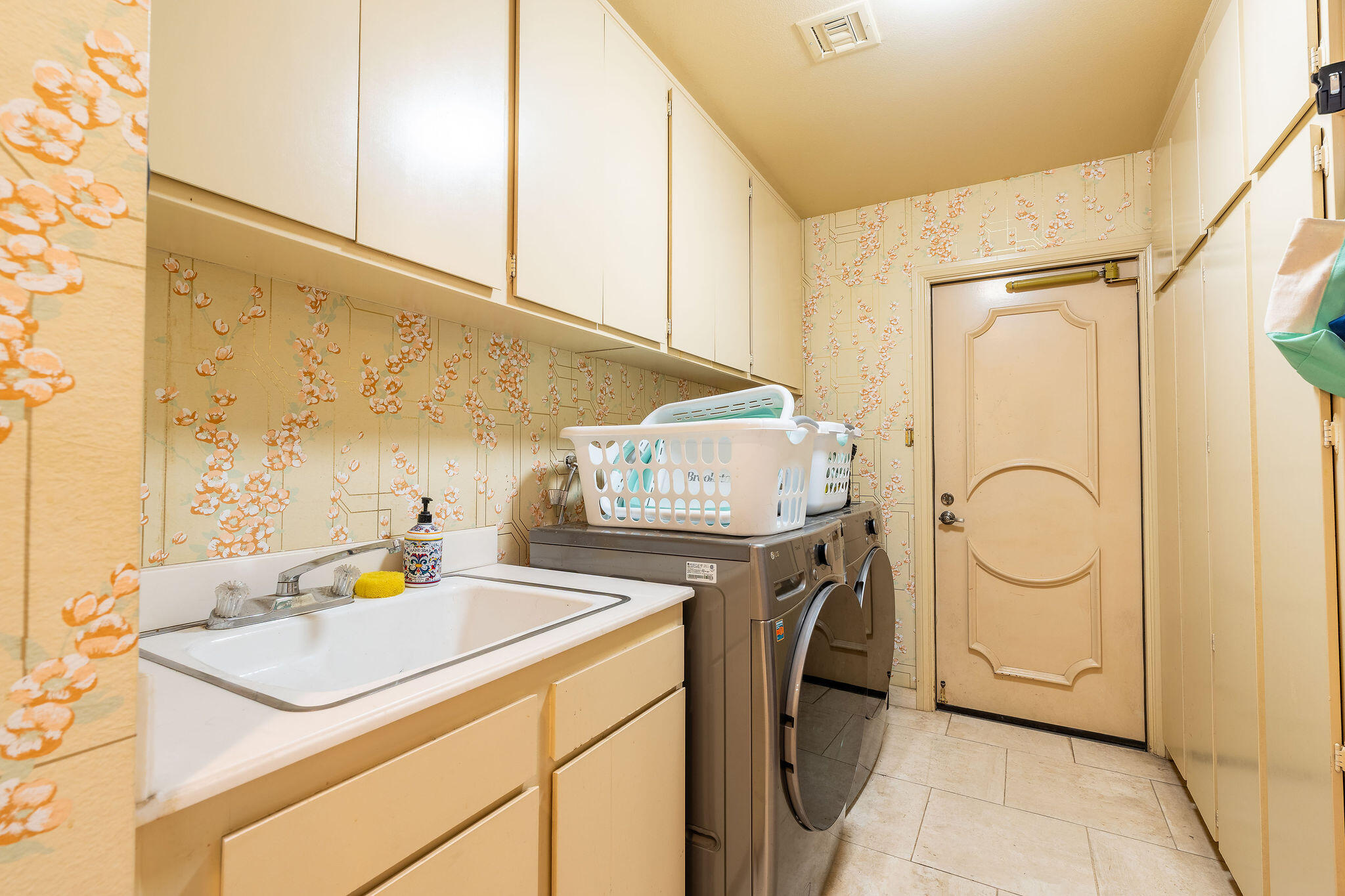 62 Sierra Madre Way Rancho Mirage, CA 92270 - Photo 27 of 46 a utility room with dryer and washer