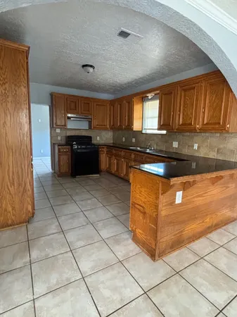 $1,600 | 818 North Commerce Street, Baytown, TX 77520