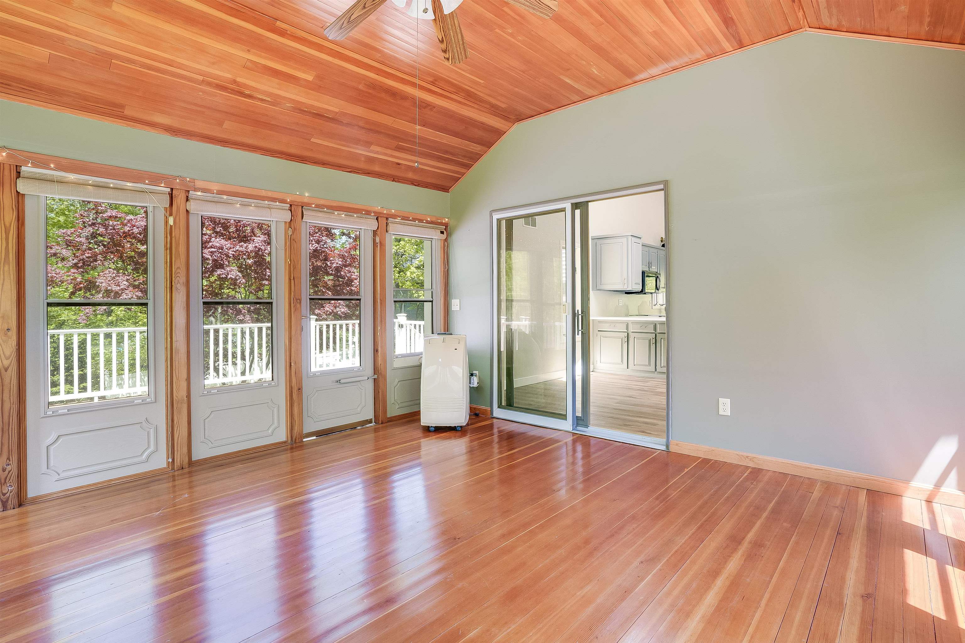 122 Olesen Road Derry, NH 03038 - Photo 14 of 42