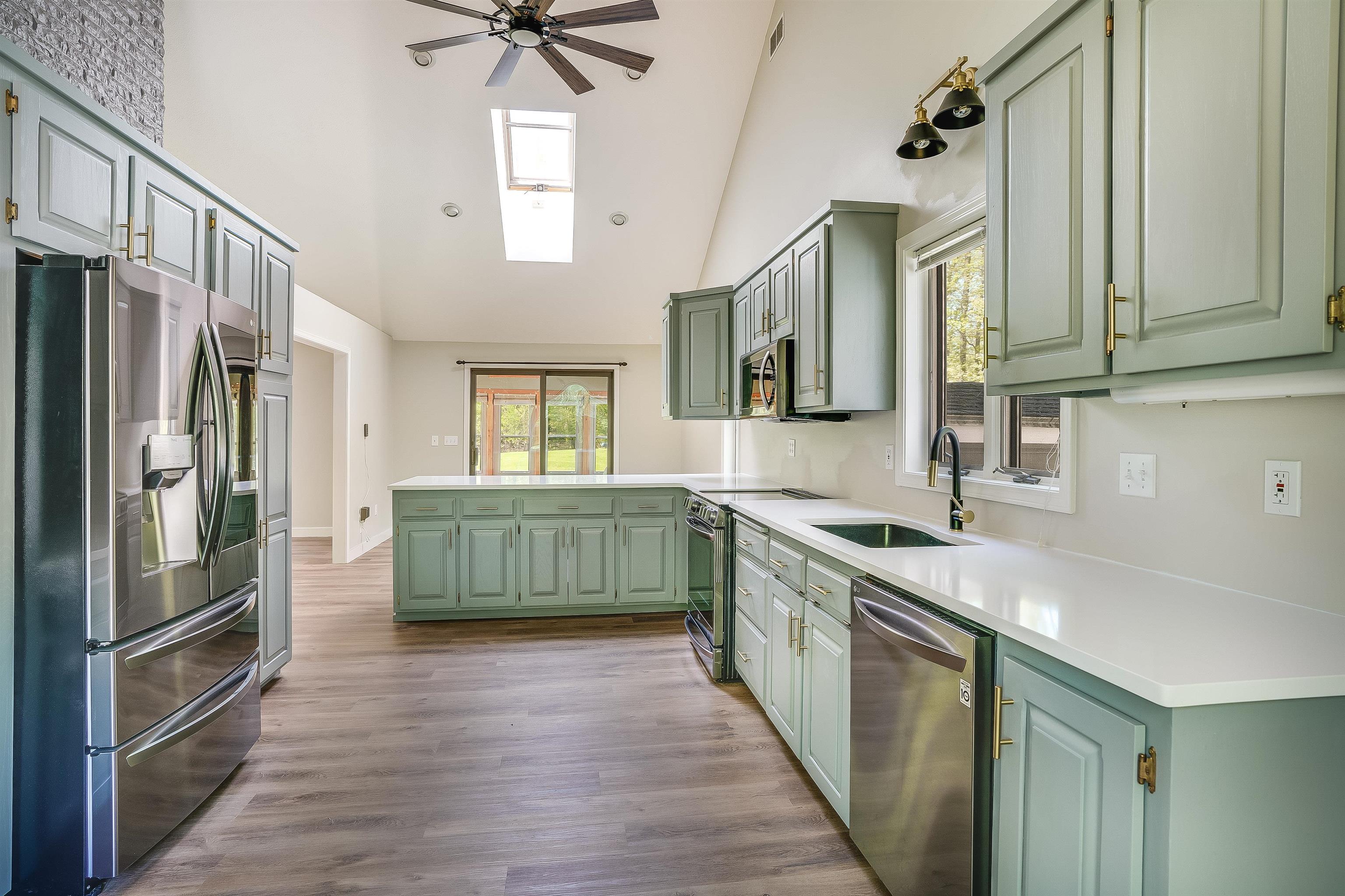 122 Olesen Road Derry, NH 03038 - Photo 5 of 42