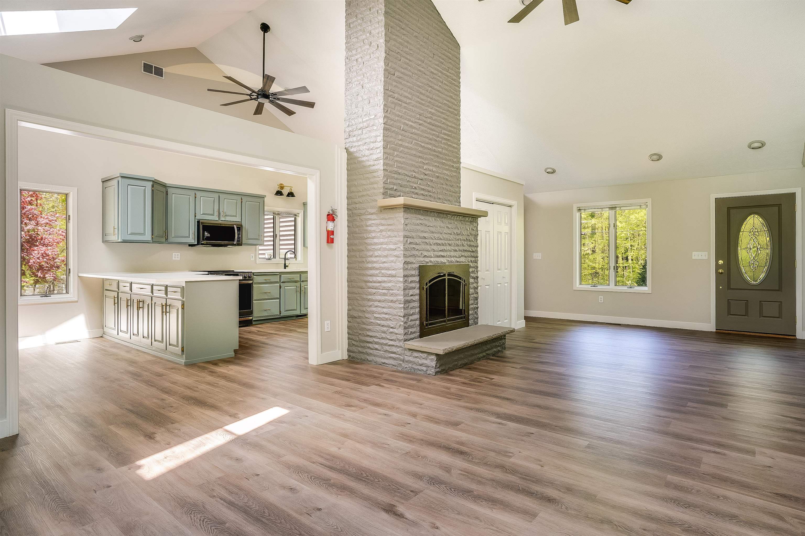 122 Olesen Road Derry, NH 03038 - Photo 6 of 42
