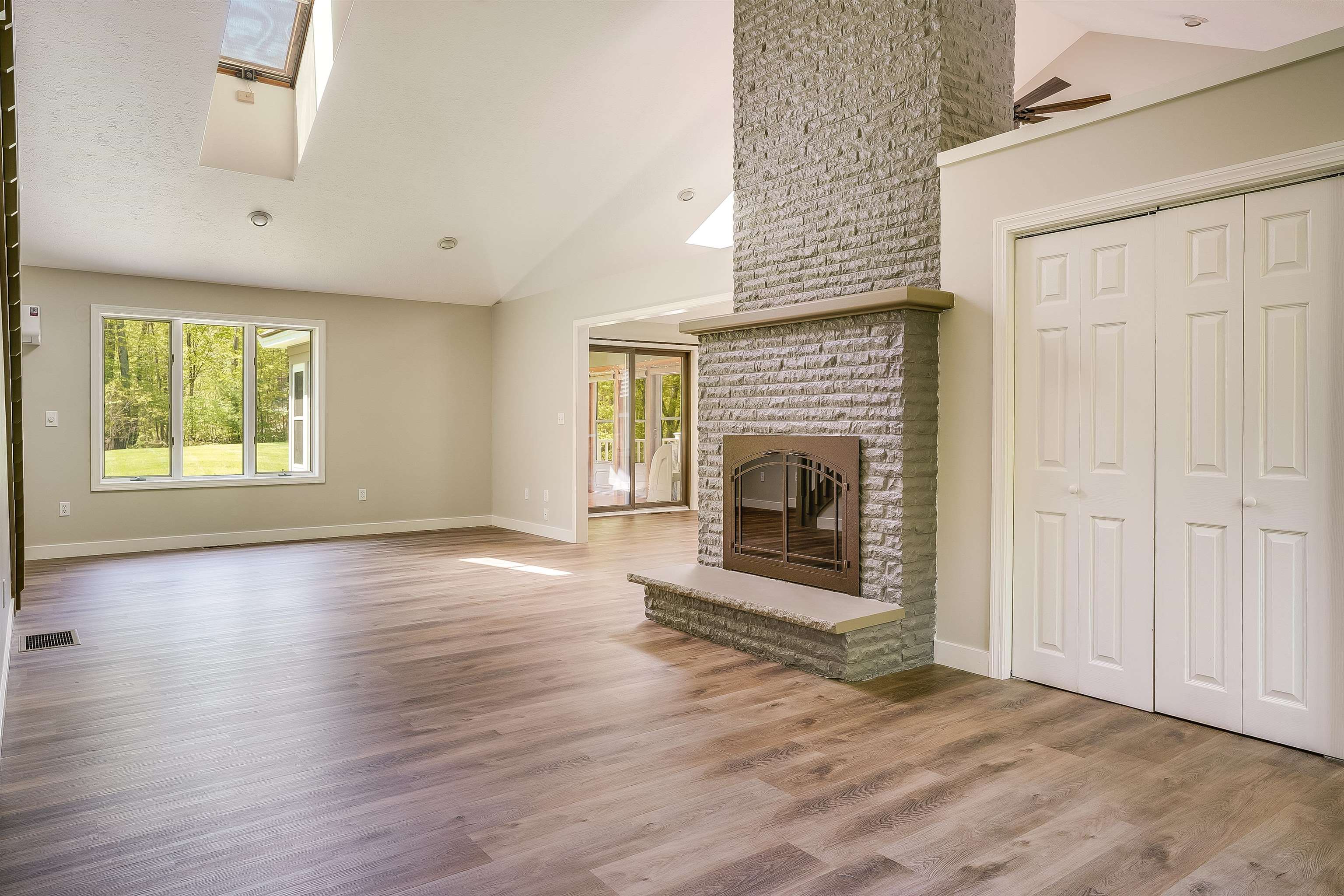 122 Olesen Road Derry, NH 03038 - Photo 7 of 42
