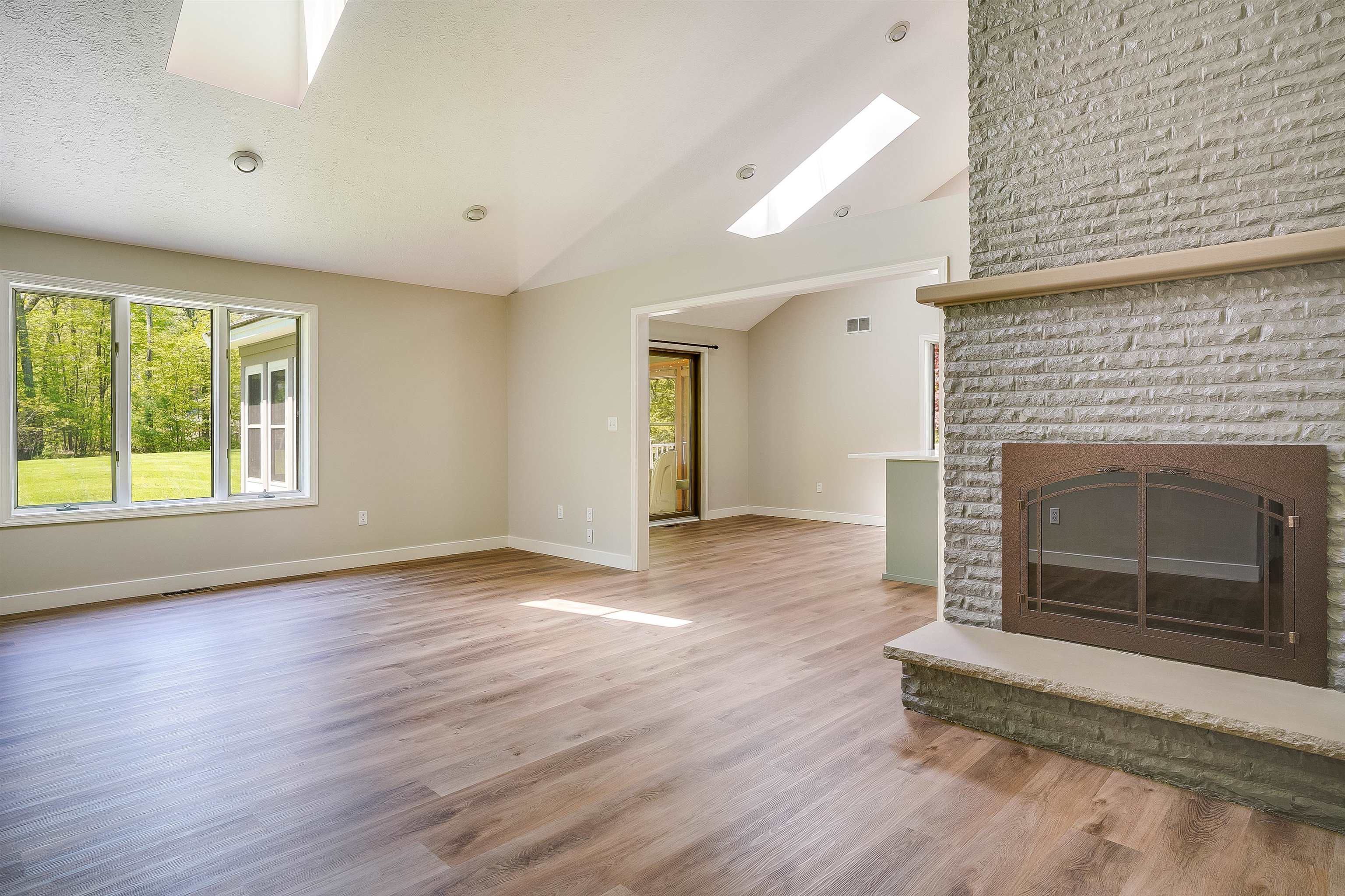 122 Olesen Road Derry, NH 03038 - Photo 8 of 42