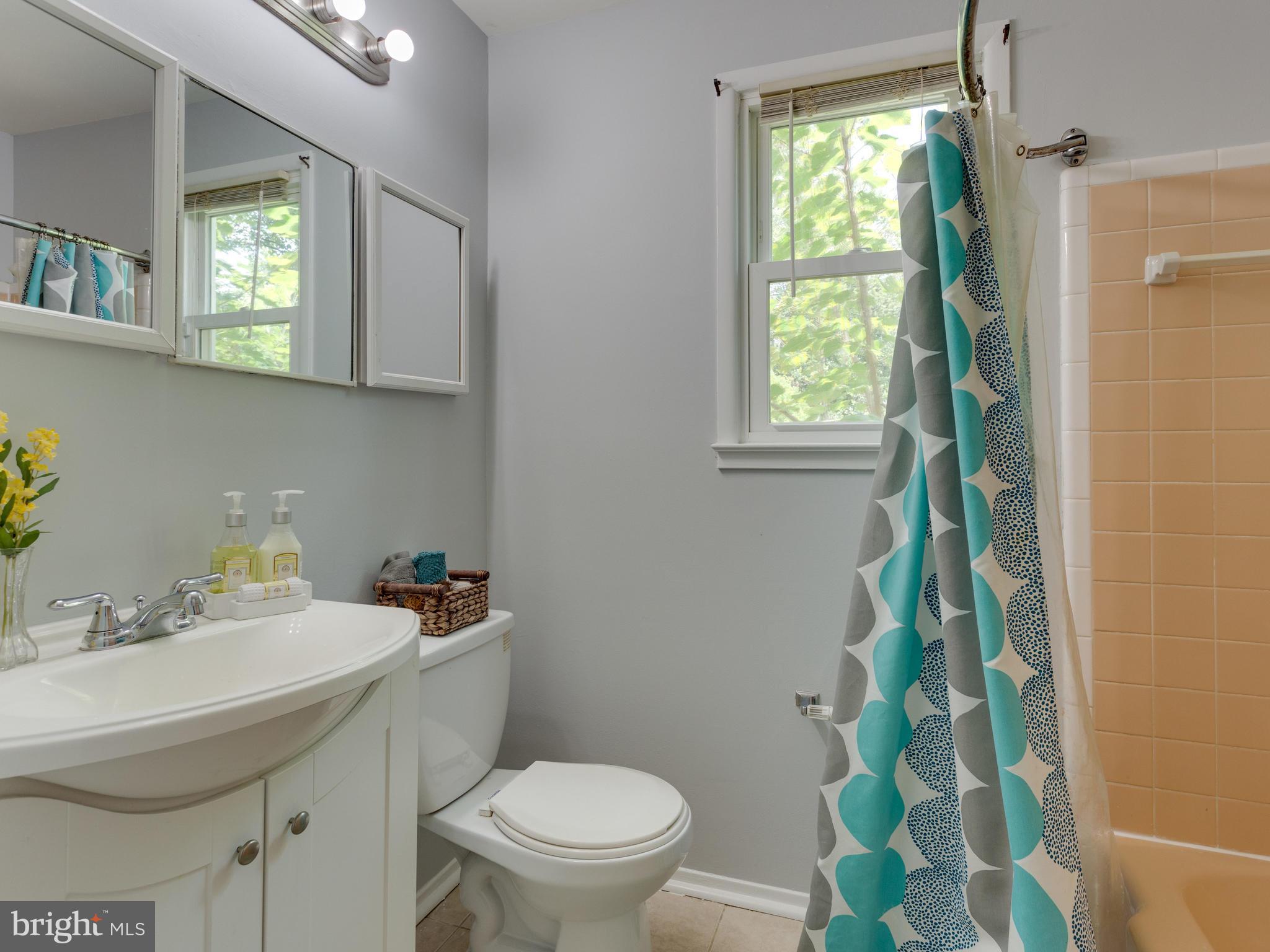 5213 Inverchapel Road Springfield, VA 22151 - Photo 19 of 29 Upstairs Bath