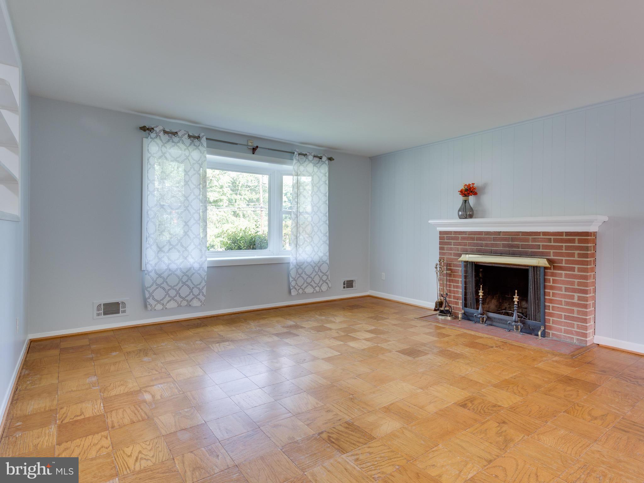 5213 Inverchapel Road Springfield, VA 22151 - Photo 5 of 29 Living Room