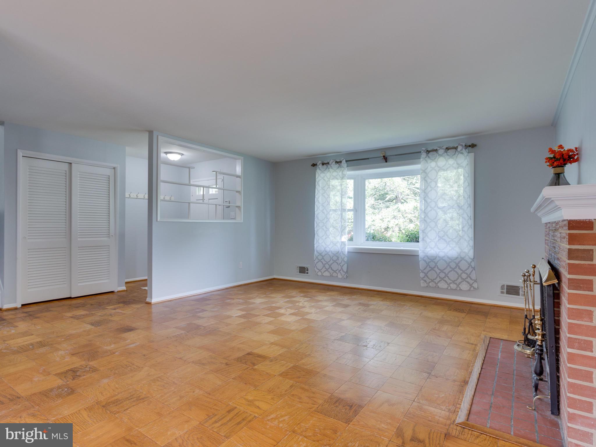 5213 Inverchapel Road Springfield, VA 22151 - Photo 6 of 29 Living Room