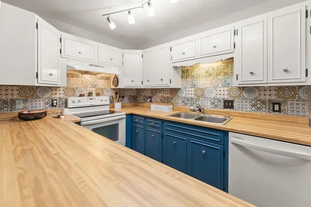 $184,900 | 520 6th Avenue West, Unit 8, West Fargo, ND 58078