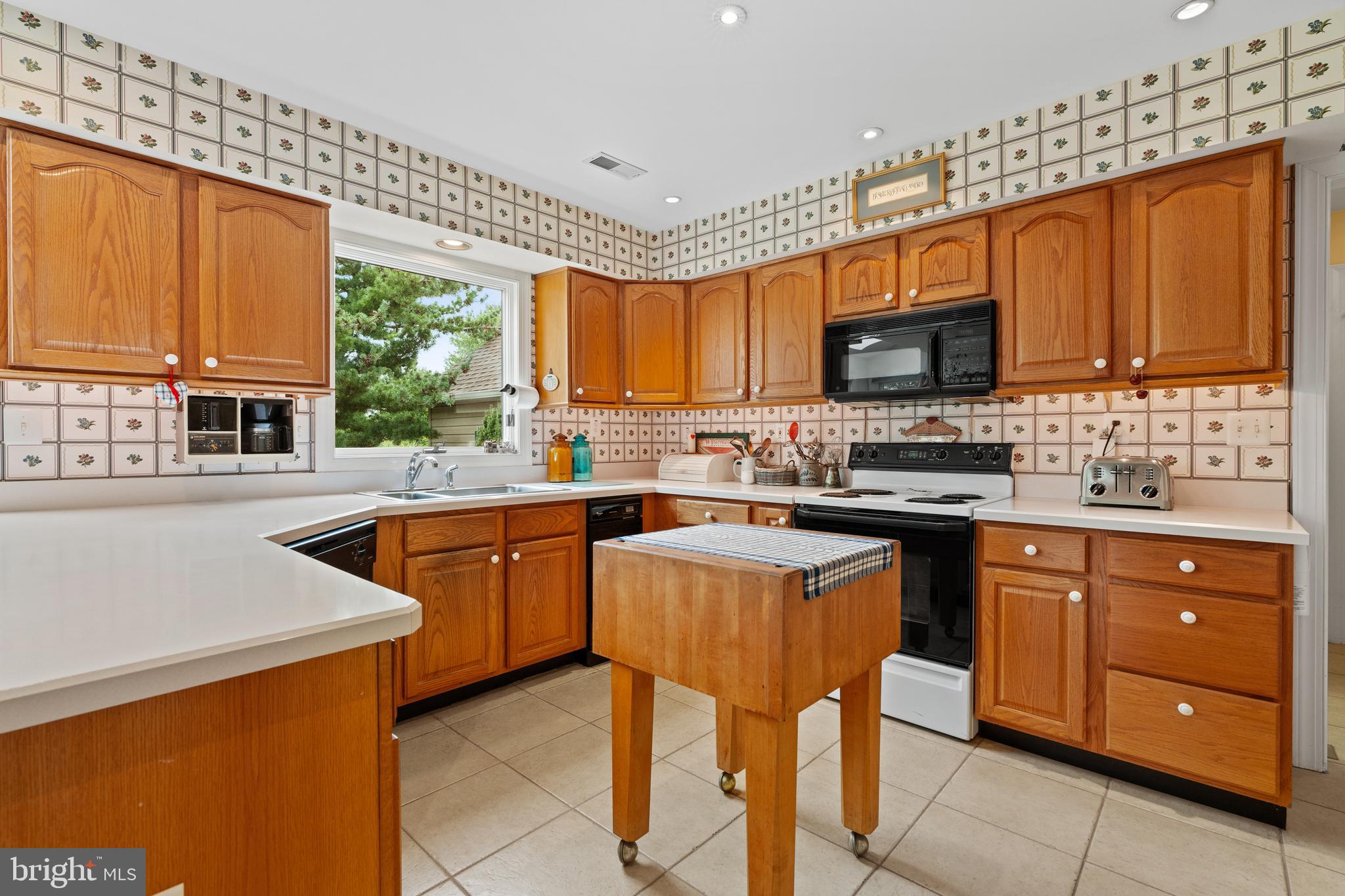 1010 Branch Mill Road Telford, PA 18969 - Photo 20 of 74 a kitchen with stainless steel appliances granite countertop a stove top oven a sink dishwasher a dining table and chairs with wooden floor