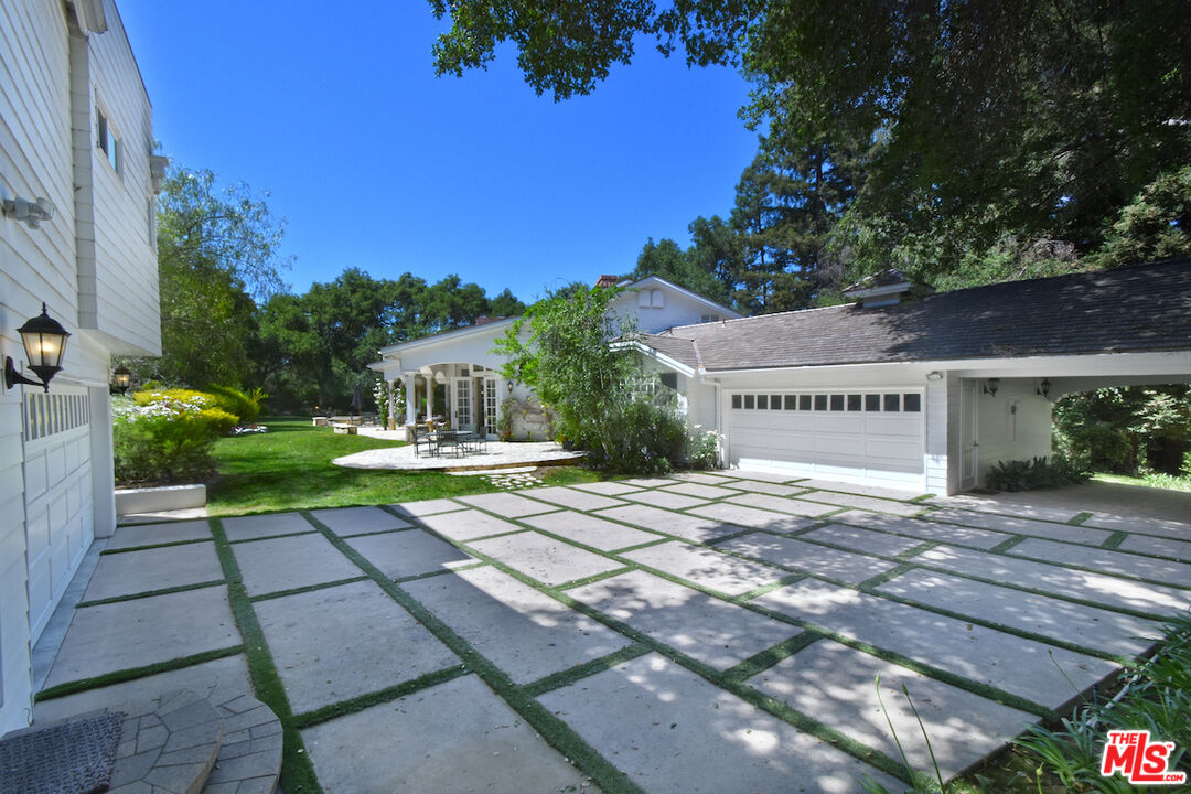 3935 Valley Meadow Road Encino, CA 91436 - Photo 5 of 46