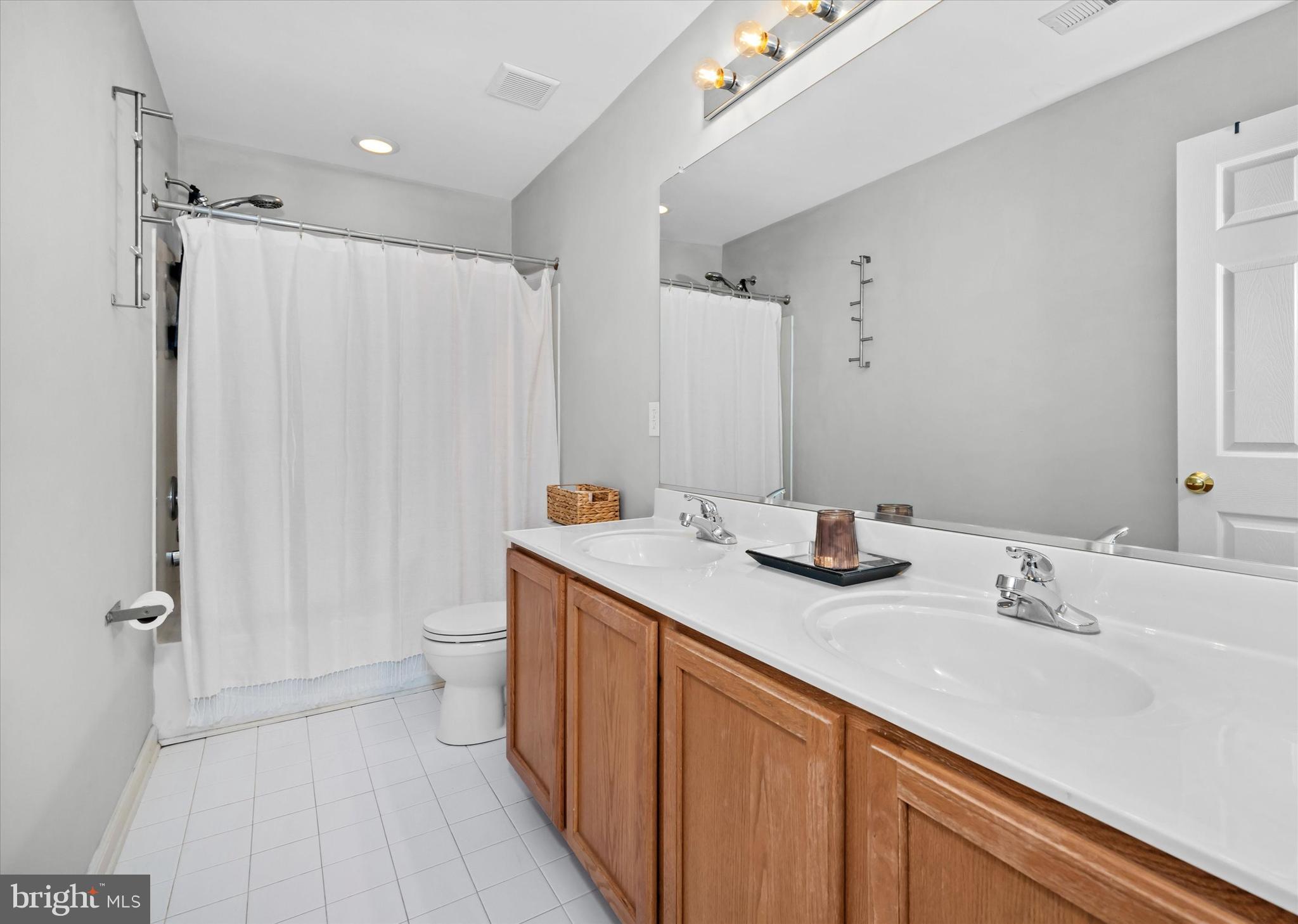 128 Springfield Circle Middletown, DE 19709 - Photo 14 of 22 a bathroom with a sink a toilet and shower
