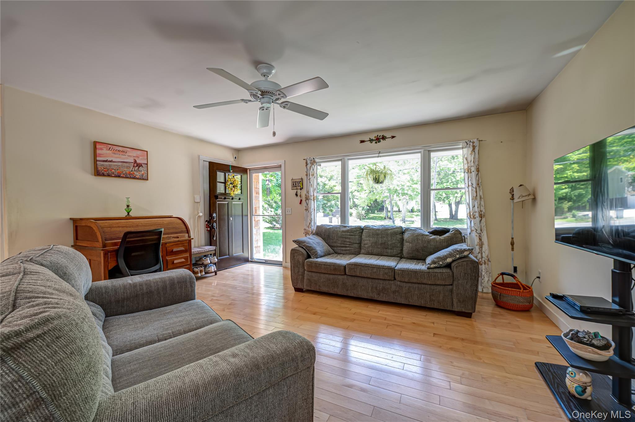37 Crescent Bow Ridge, NY 11961 - Photo 5 of 17