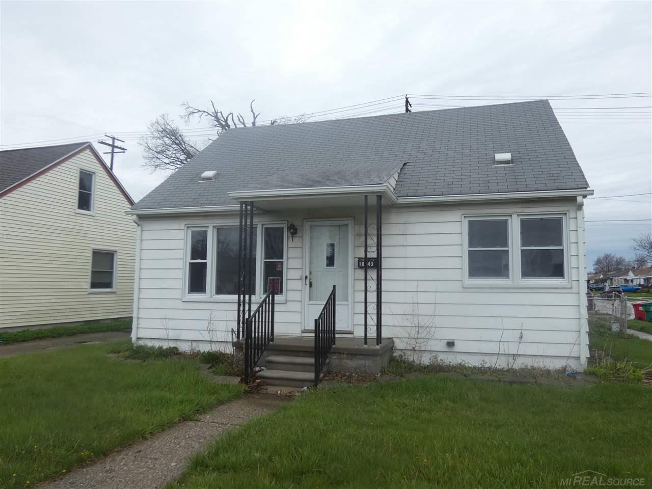 18049 Stephens Road Eastpointe, MI 48021 - Photo 2 of 12 50010476-1.JPG