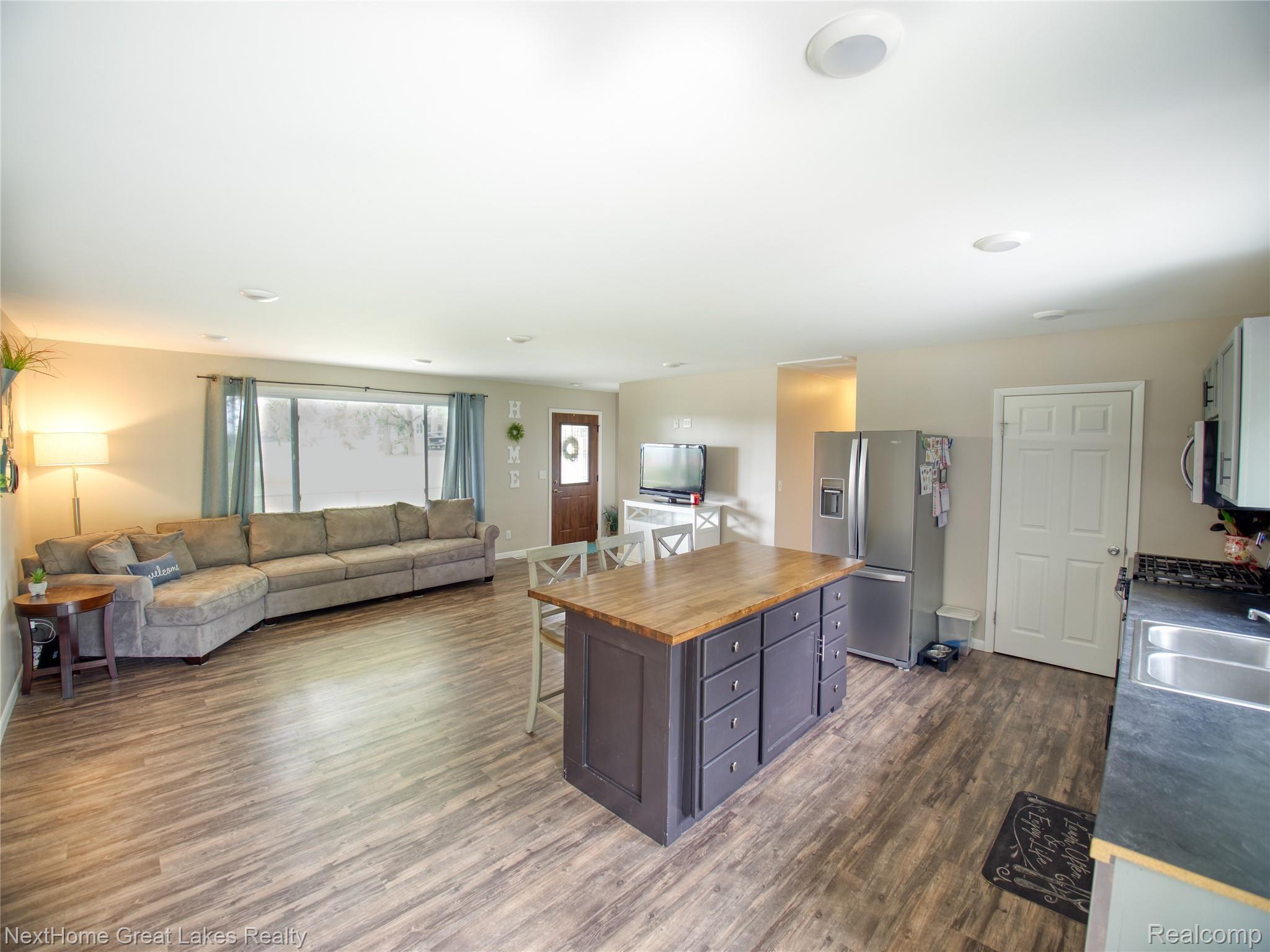 4752 West Lincoln Road Alma, MI 48801 - Photo 4 of 20 Living Area 2.jpeg