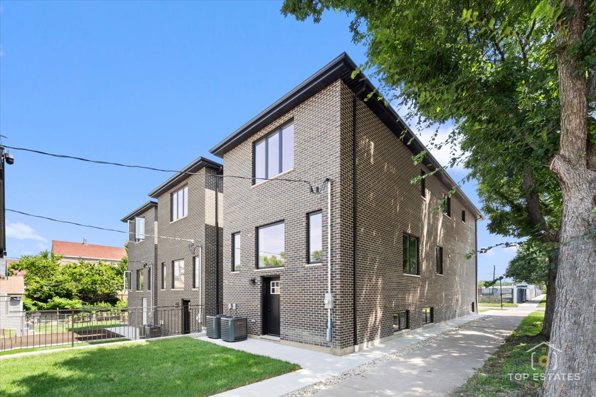 3262 S Hoyne Ave, Chicago, IL 60608 | Compass