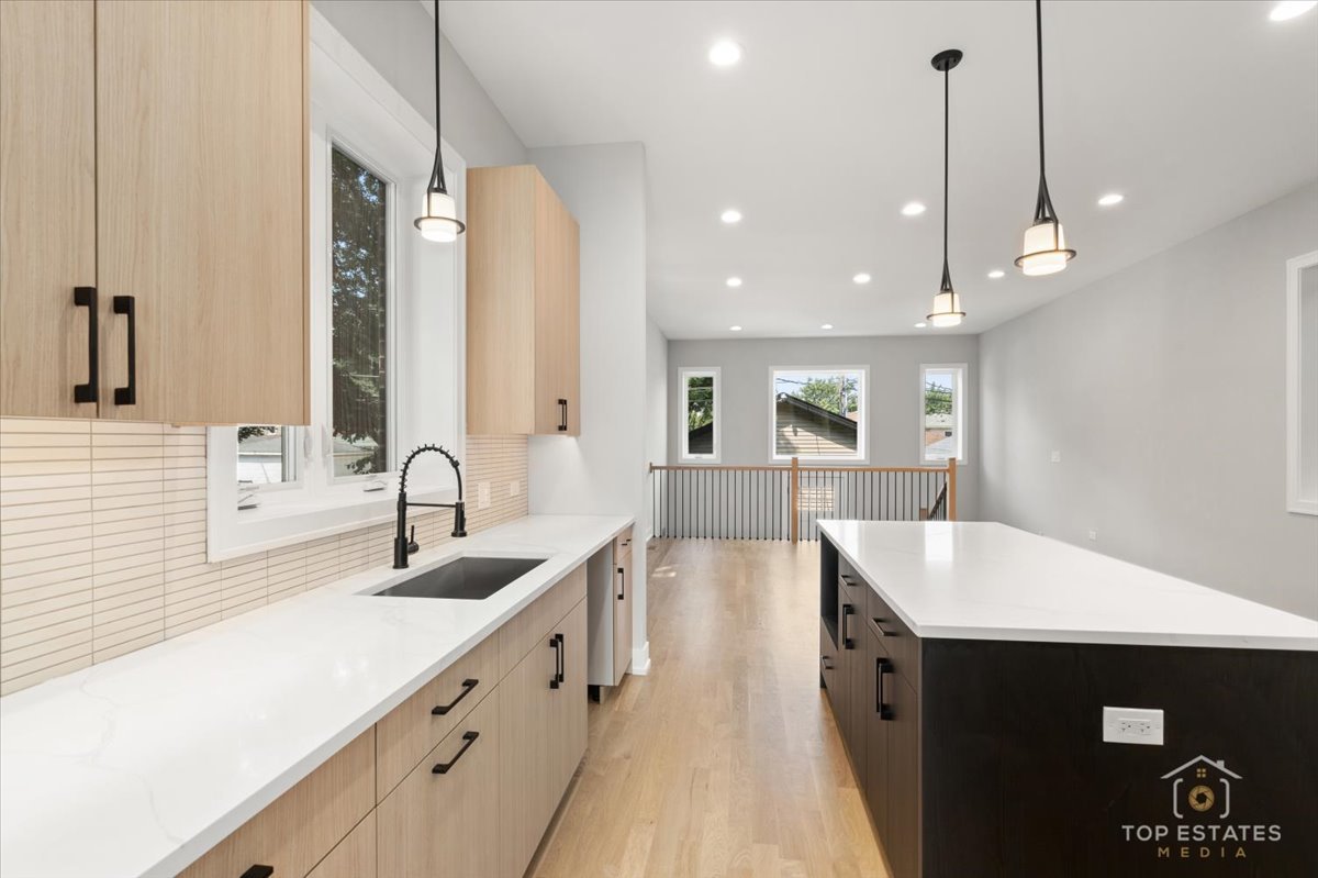 3262 S Hoyne Ave, Chicago, IL 60608 | Compass