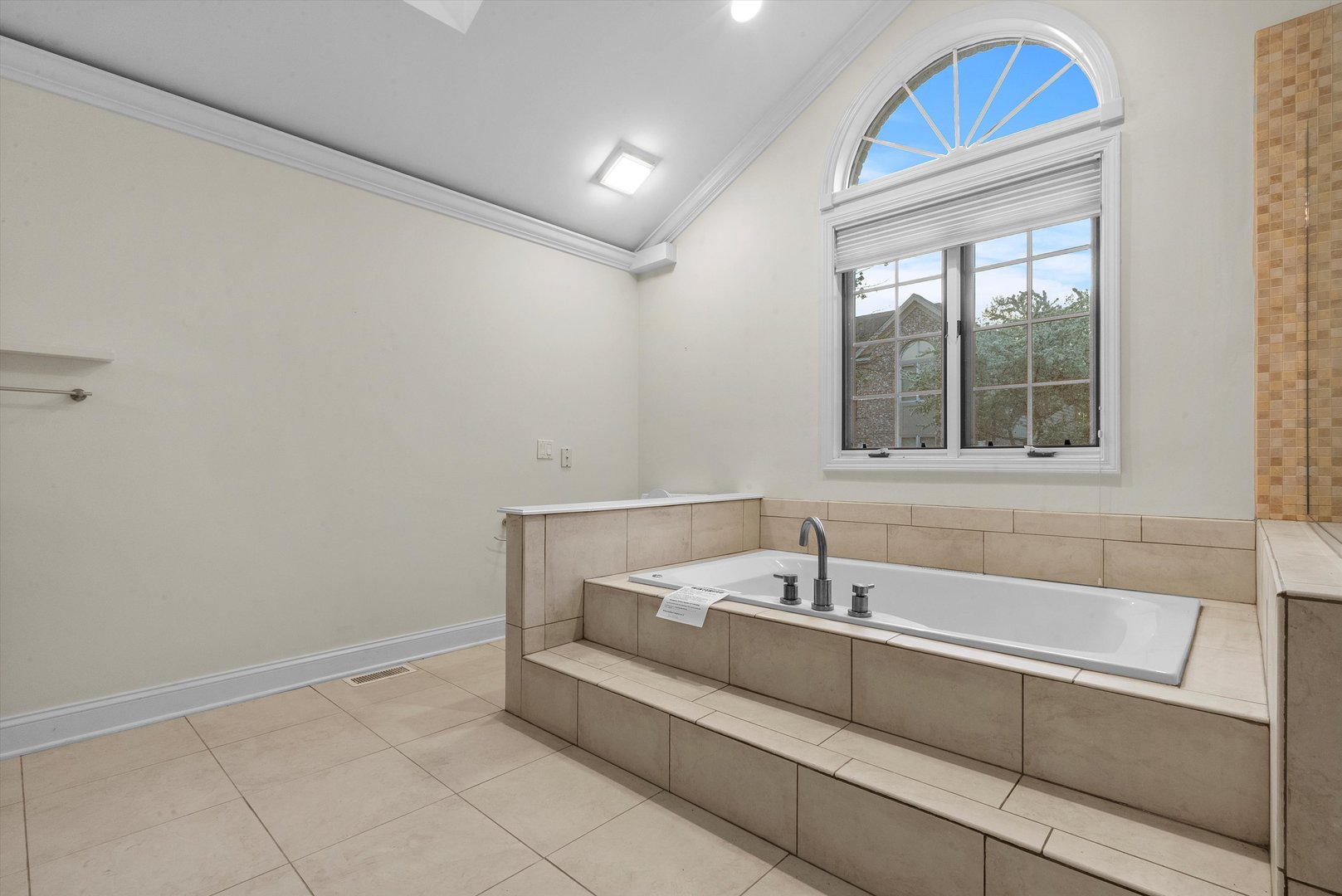 341 Rivershire Court Lincolnshire, IL 60069 - Photo 23 of 32 a bathroom with a bathtub and a window